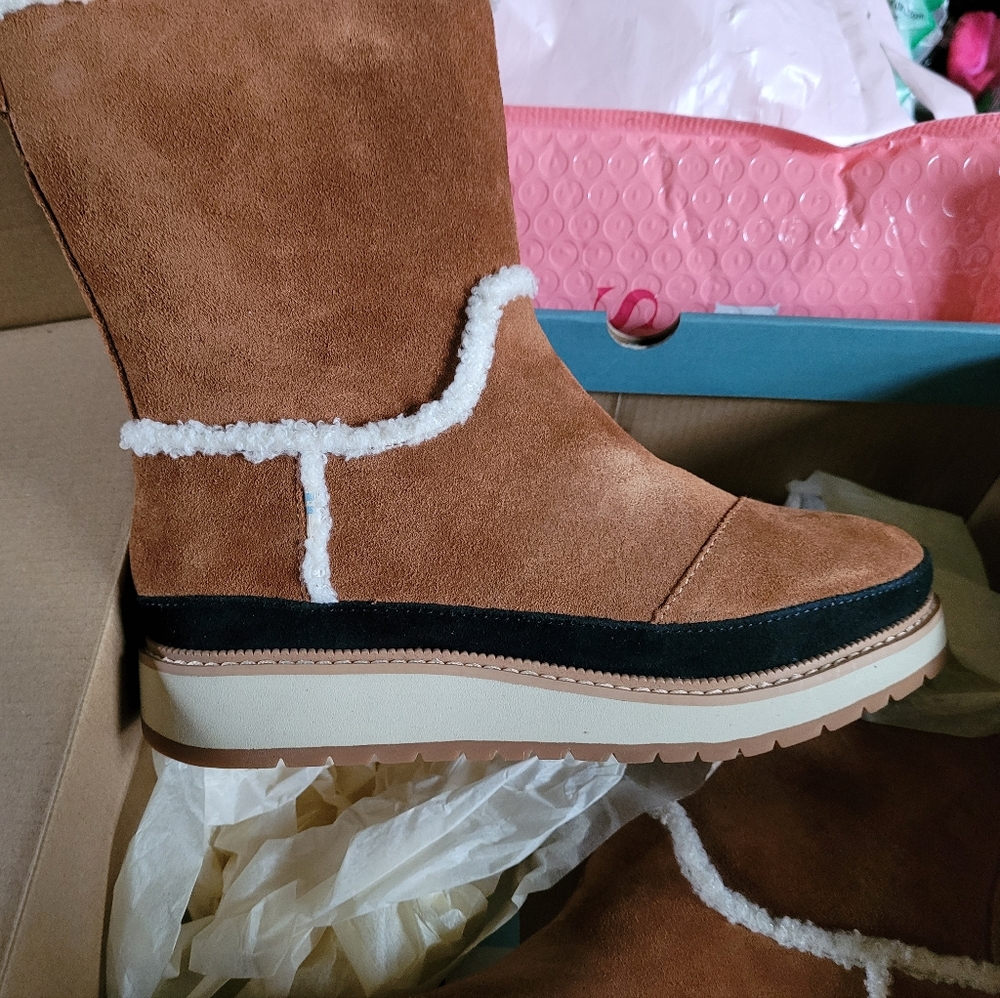 Toms McKenna waterproof cinnamon  suede boots size 5